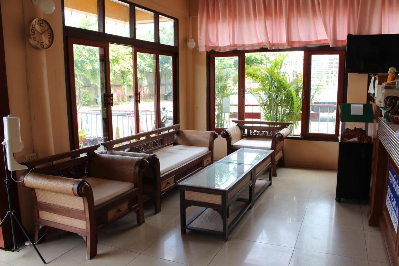 Oyo 75409 Premium The Family Hotel Chiang Mai Exterior photo